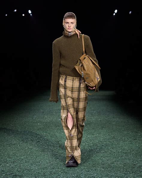 burberry winter 2024 runway green.